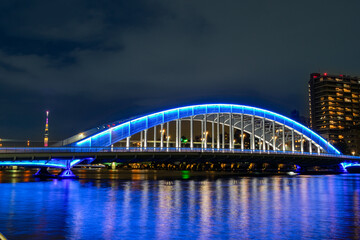 Obraz premium 隅田川にかかる青くライトアップされた橋