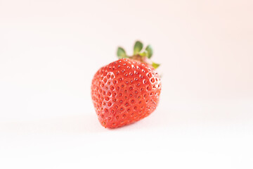 一粒のイチゴ（ピンク色の背景）