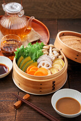 彩り豊かな野菜の蒸籠蒸し、健康的な和食