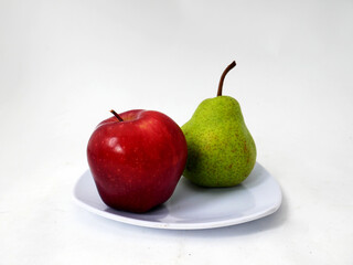 Pears and red apples, fruits that are rich in fiber and contain antioxidants