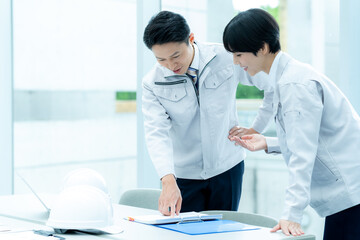 Fototapeta premium ミーティングする作業服のビジネスマン