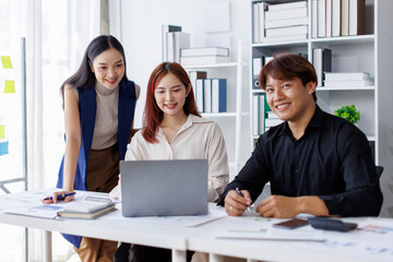 Diverse colleagues collaborative brainstorming at office briefing, Young Business Asian people explaining analysis at the meeting Multiethnic startup work.