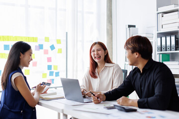 Diverse colleagues collaborative brainstorming at office briefing, Young Business Asian people explaining analysis at the meeting Multiethnic startup work.