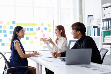 Diverse colleagues collaborative brainstorming at office briefing, Young Business Asian people explaining analysis at the meeting Multiethnic startup work.