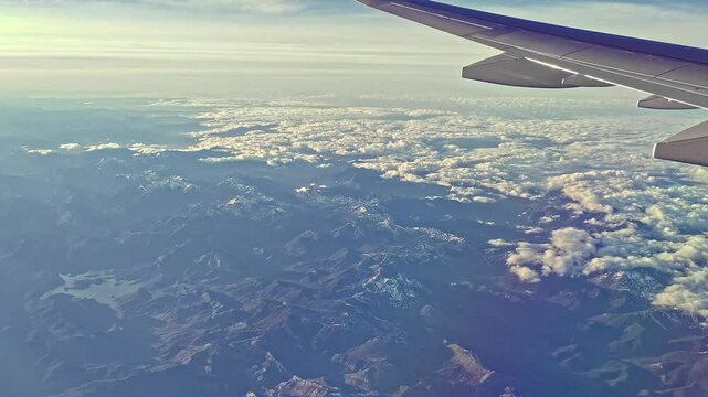 gro&szlig;e Berggipfel umringt von Wolken, Wolkenmmeer, Horizont, Aussicht, Reise, Gebirge, Alpen, blauer Himmel, Luftaufnahme, Tragfl&auml;che, hoch, Luftfahrt, Verkehr
