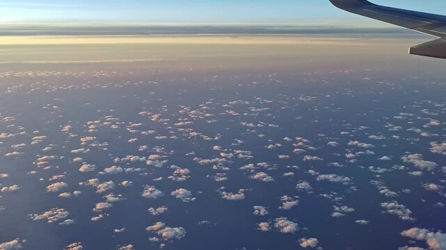 im Flugzeug &uuml;ber den Wolken, Wolkenmmeer, Horizont, Aussicht, Reise, Urlaub, blauer Himmel, Luftaufnahme, Tragfl&auml;che, hoch, Luftfahrt, Verkehr
