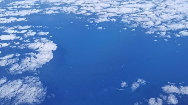 im Flugzeug &uuml;ber den Wolken, Wolkenmmeer, Horizont, Aussicht, Reise, Urlaub, blauer Himmel, Meer K&uuml;ste, Luftaufnahme, Tragfl&auml;che, hoch, Luftfahrt, Verkehr
