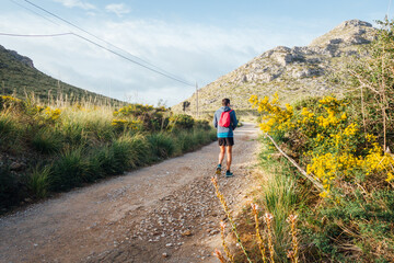 Randonnée d'un homme à Majorque. Promenade aux Baléares. Se promener dans la nature...