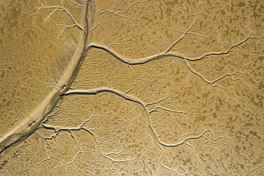 Fototapeta Vue aérienne du Bassin d'Arcachon à marée basse représentant des textures minimalistes 