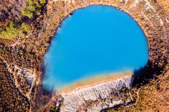 Vue a&eacute;rienne du lac bleu de Touv&eacute;rac, Cette couleur surprenante s'explique par la pr&eacute;sence de silice et le fait que le sol soit pauvre en &eacute;l&eacute;ments nutritifs. 
