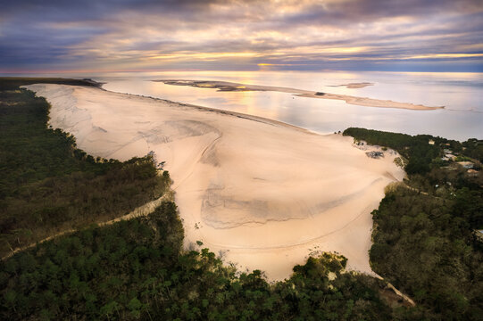 Vue  de la dune du Pilat, la foret de pins et l'entr&eacute;e du bassin d'Arcachon au coucher du soleil.