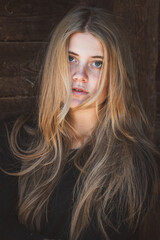 Junge blonde Frau, drau&szlig;en