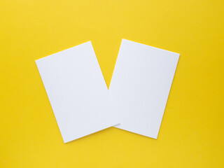 2枚のポストカードのモックアップ黄色背景