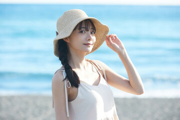 海辺を散策する若い女性