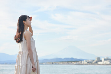 海辺を散策する若い女性