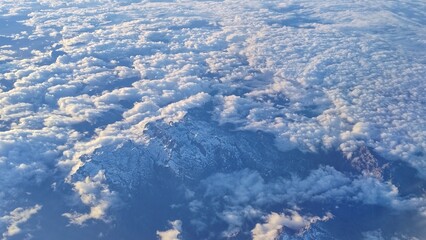 im Flugzeug über den Wolken, Wolkenmmeer, Horizont, Aussicht, Reise, Urlaub, blauer Himmel, Luftaufnahme, Tragfläche, hoch, Luftfahrt, Verkehr
