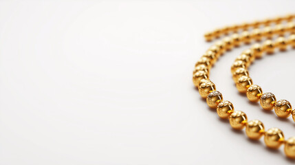 Obraz premium Golden misbaha resting on white background: minimalist illustration with copy space