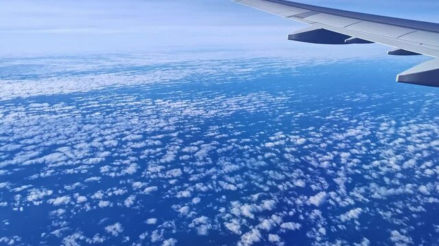 im Flugzeug &uuml;ber den Wolken, Wolkenmmeer, Horizont, Aussicht, Reise, Urlaub, blauer Himmel, Meer, Luftaufnahme, Tragfl&auml;che, hoch, Luftfahrt, Verkehr
