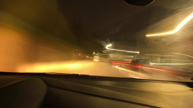 Lichtspuren von Stra&szlig;enverkehr bei Nacht, Beschleunigung, Geschwindigkeit, Verkehrsdichte, Transport, Transit, Nachtaufnahme, Autofahrt, Lieferung, schnell