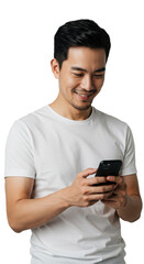 笑顔の若いアジア人男性、白Tシャツでスマホ操作、白い背景