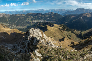 Paysage du Chablais à l' automne  , depuis le Mont de Grange , vue sur Chatel , Grand Muveran ,Dent de Morcles , Dents du Midi , Valais Suisse Haute-Savoie , Alpes , France