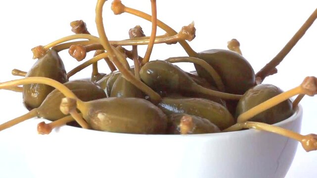 Alcaparrones en un bol blanco. Aperitivo