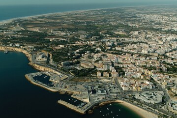 Obraz premium Aerial view of a city's skyline overlooking a body of water, suitable for use in real estate or travel marketing materials