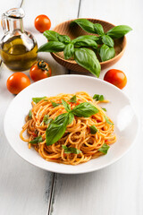 Classici spaghetti al pomodoro, pasta italiana, dieta mediterranea 