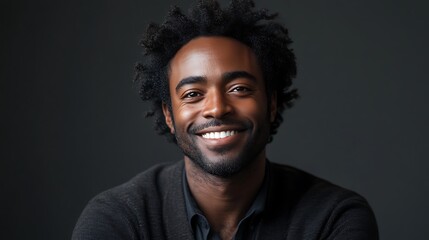 Obraz premium An upbeat Afro-American man is smiling while looking directly at the camera.