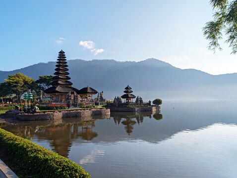 Ulun Danu Temple : The temple complex is located on the northwest  shore of lake Beratan in the mountains near Bedugul, Tabanan Regency
