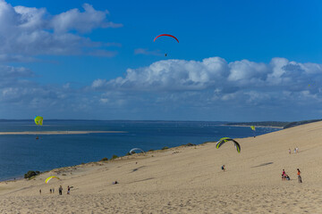 Obraz premium People paragliding at the Dune of Pilat