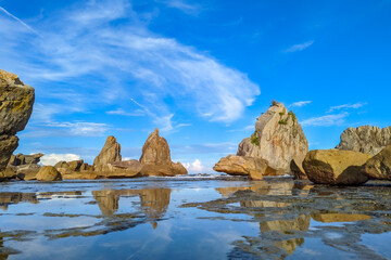 和歌山県串本町の美しい橋杭岩と青空