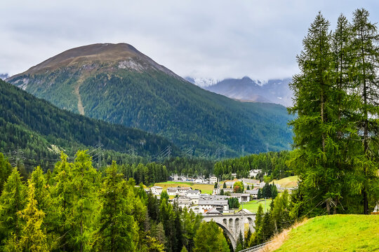 Cinuos-Chel, Wanderweg, Herbstfarben, Engadin, Herbst, Alpen, Landwirtschaft, Felder, Bergwiesen, Eisenbahnbr&uuml;cke, Bergstrasse, Inn, Fluss, Inntal, Graub&uuml;nden, Schweiz