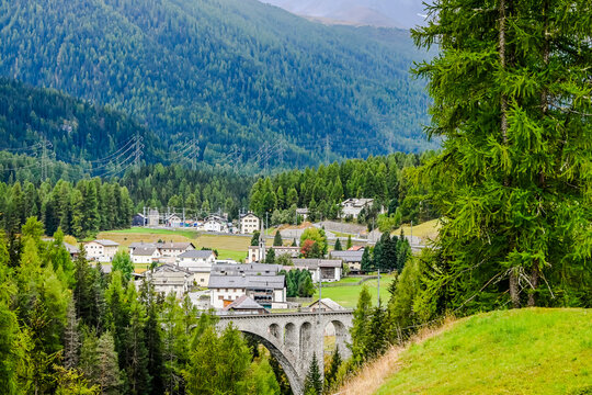 Cinuos-Chel, Wanderweg, Herbstfarben, Engadin, Herbst, Alpen, Landwirtschaft, Felder, Bergwiesen, Eisenbahnbr&uuml;cke, Bergstrasse, Inn, Fluss, Inntal, Graub&uuml;nden, Schweiz