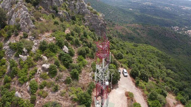 Vue a&eacute;rienne d'une antenne relais en orbite par drone  

