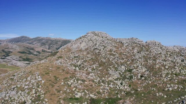 Travelling avant en drone au-dessus des montagnes arides corses  
