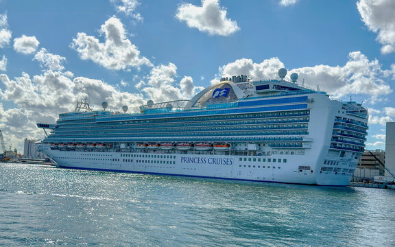 cruise ship doacked in Fort Lauderdale
