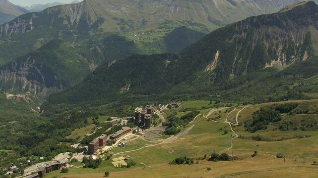 Panorama montagnes et station en &eacute;t&eacute;