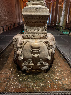 Escultura de la m&iacute;tica figura de Medusa en la Cisterna Bas&iacute;lica de Estambul, Turqu&iacute;a