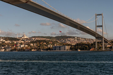 Naklejka premium Vista panorámica de la ciudad de Estambul, Turquía. Viajando por el golfo de Bósforo.