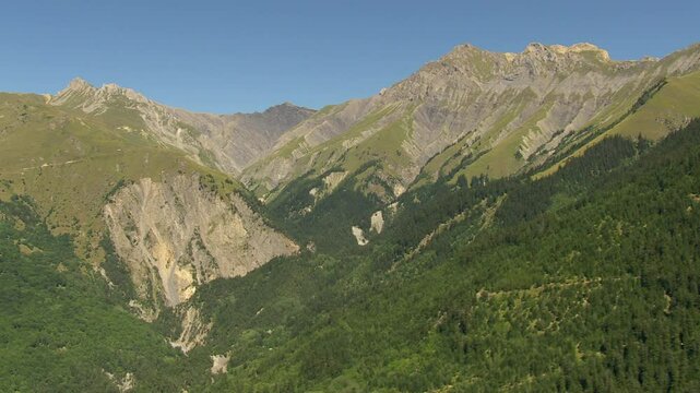 Vue a&eacute;rienne travelling panoramique montagnes
