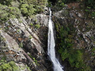 Majestätischer Wasserfall in Australien – Wildes Naturwunder im Herzen des Regenwalde