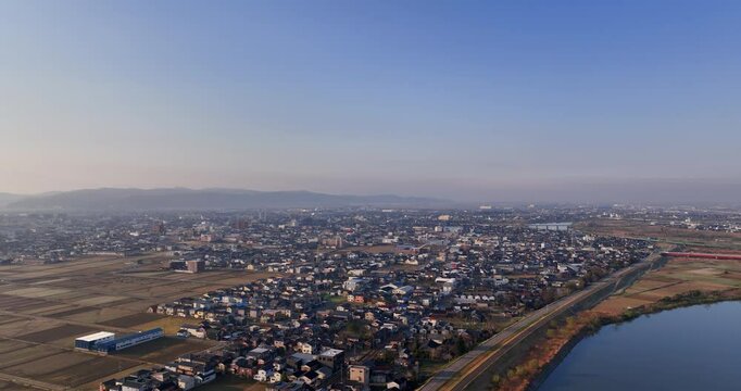 空撮 - 新潟県 三条市 市街地 日本の都市風景 観光 ビジネス 上昇