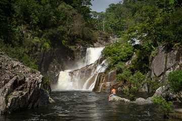 Majestätischer Wasserfall in Australien – Wildes Naturwunder im Herzen des Regenwalde