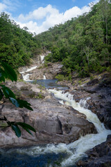 Majestätischer Wasserfall in Australien – Wildes Naturwunder im Herzen des Regenwalde