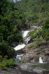 Majestätischer Wasserfall in Australien – Wildes Naturwunder im Herzen des Regenwalde