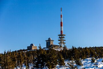 Obraz premium Winterwanderung durch den winterlichen Nationalpark Harz zum höchsten Punkt auf dem Brocken - Sachsen-Anhalt - Deutschland