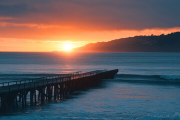 Obraz premium Breathtaking Sunset Over Wooden Pier