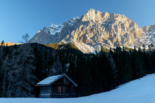 Idyllische Winterlandschaft mit Zugspitzblick