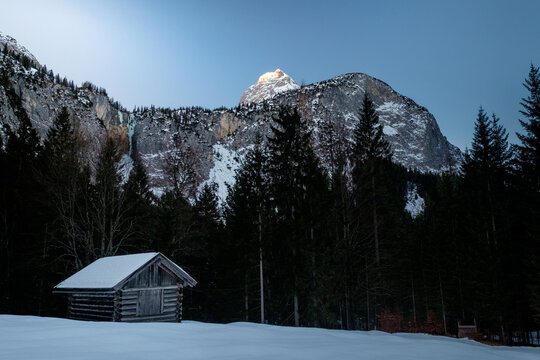 Blockh&uuml;tte in winterlicher Alpenlandschaft